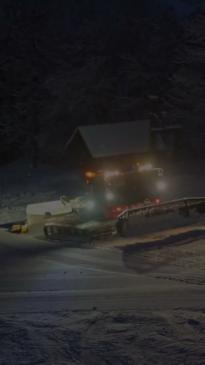 Noční úprava sjezdovky Ski areálu Pařez rolbou